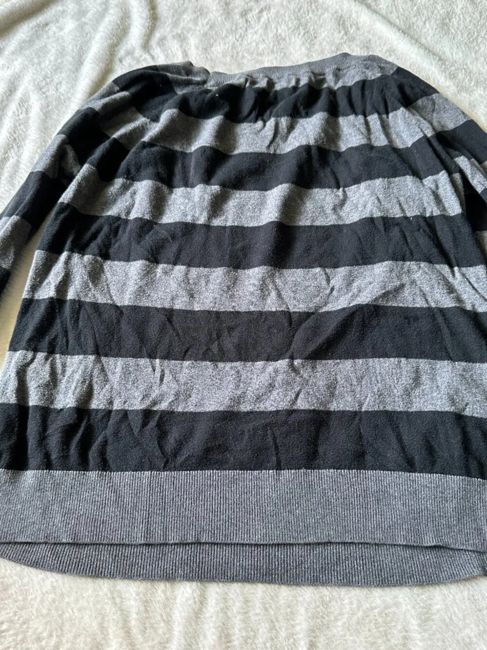 4 Women's Sweater Bundle - Picture 4 of 13